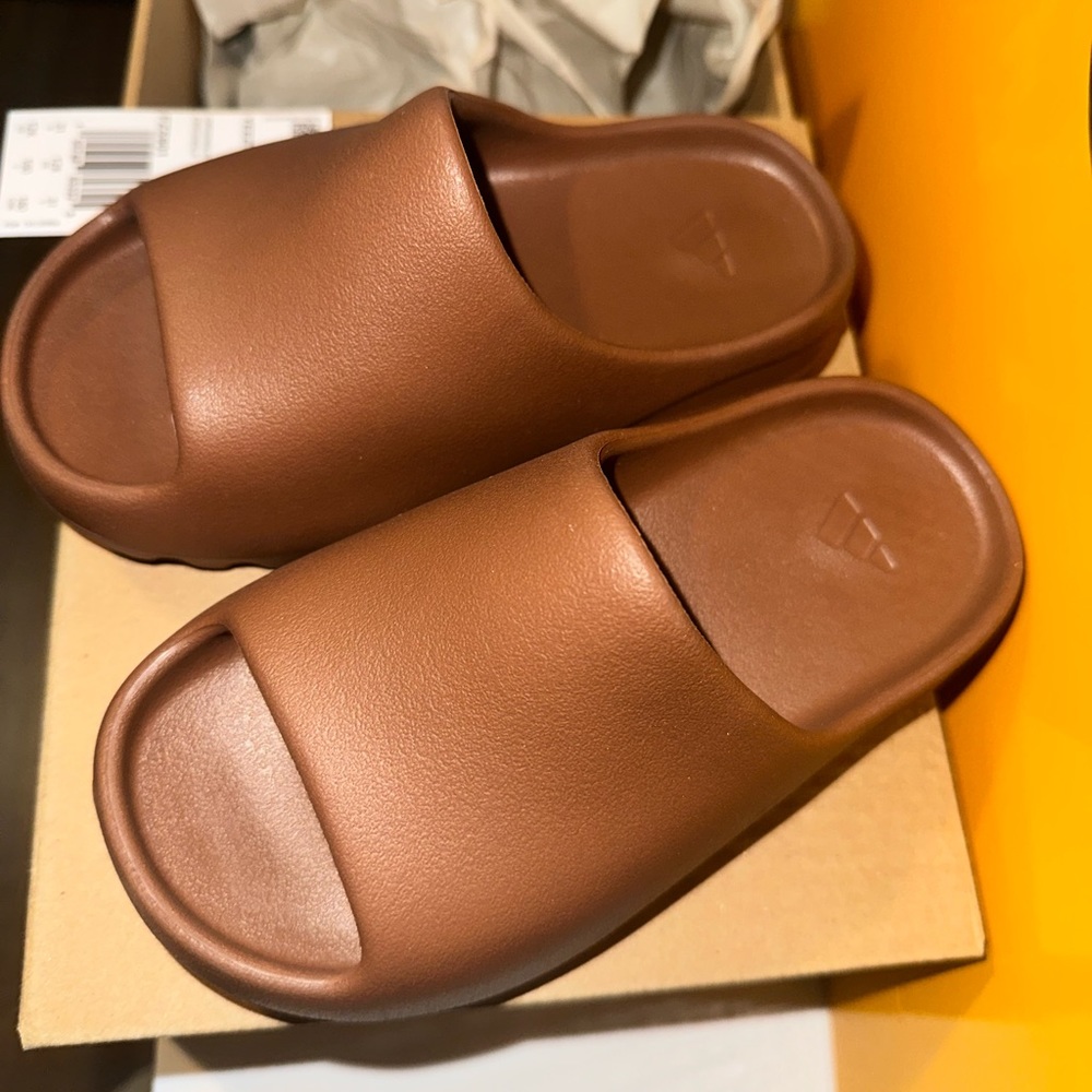 NWT Yeezy flax slide